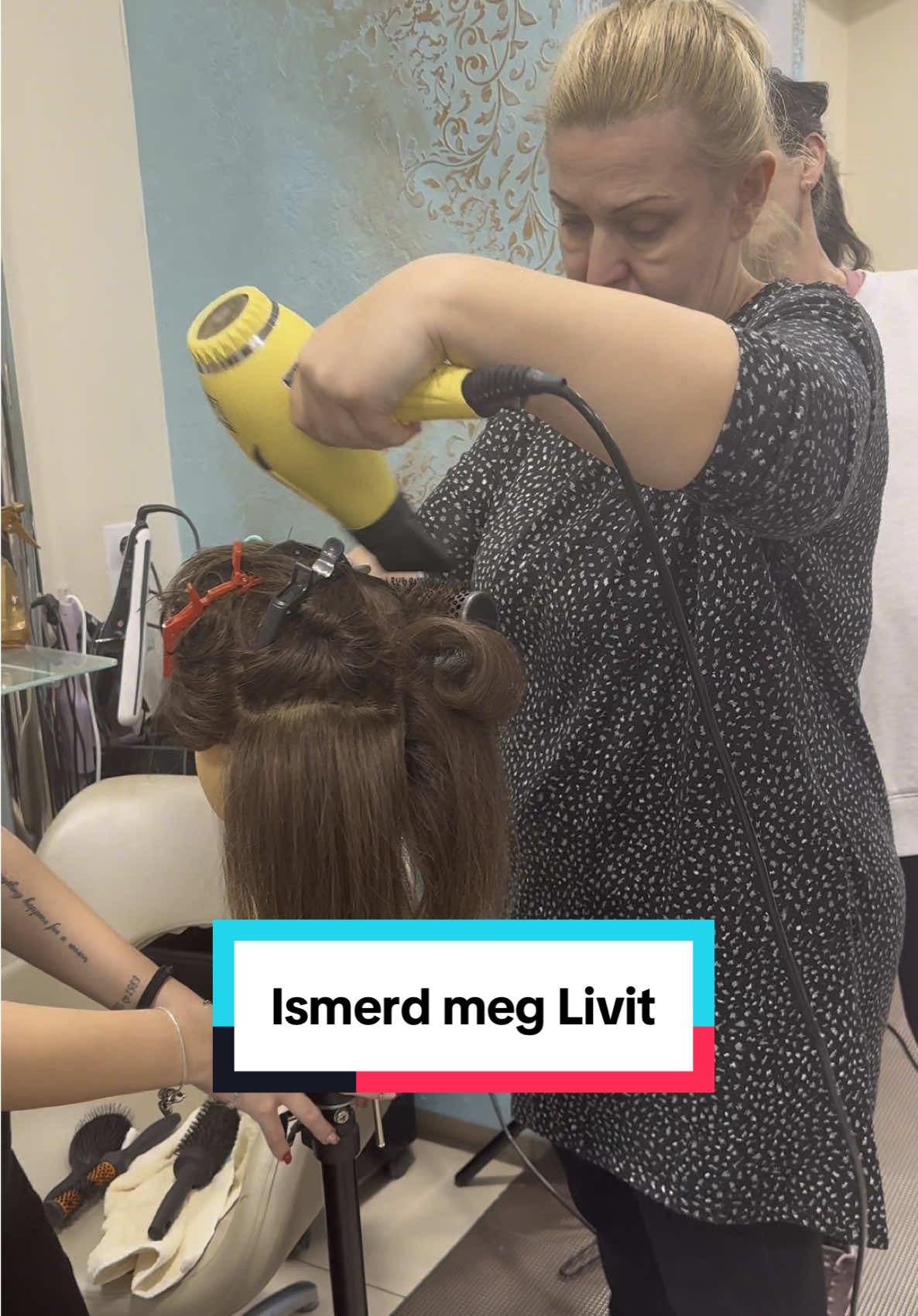 Sarkady Livi munka közben a győri Mátrix hajszalonban